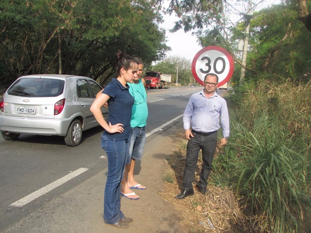 2017927_Vereador acompanhou morador e a diretora de Meio Ambiente, Fernanda Dagrela em reclamação sobre o córrego (1) - Cópia